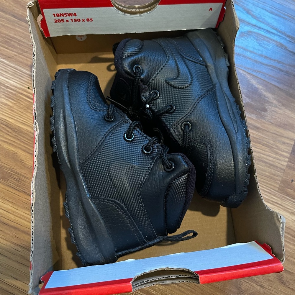 Nike Manoa Lace-Up Boots 7c